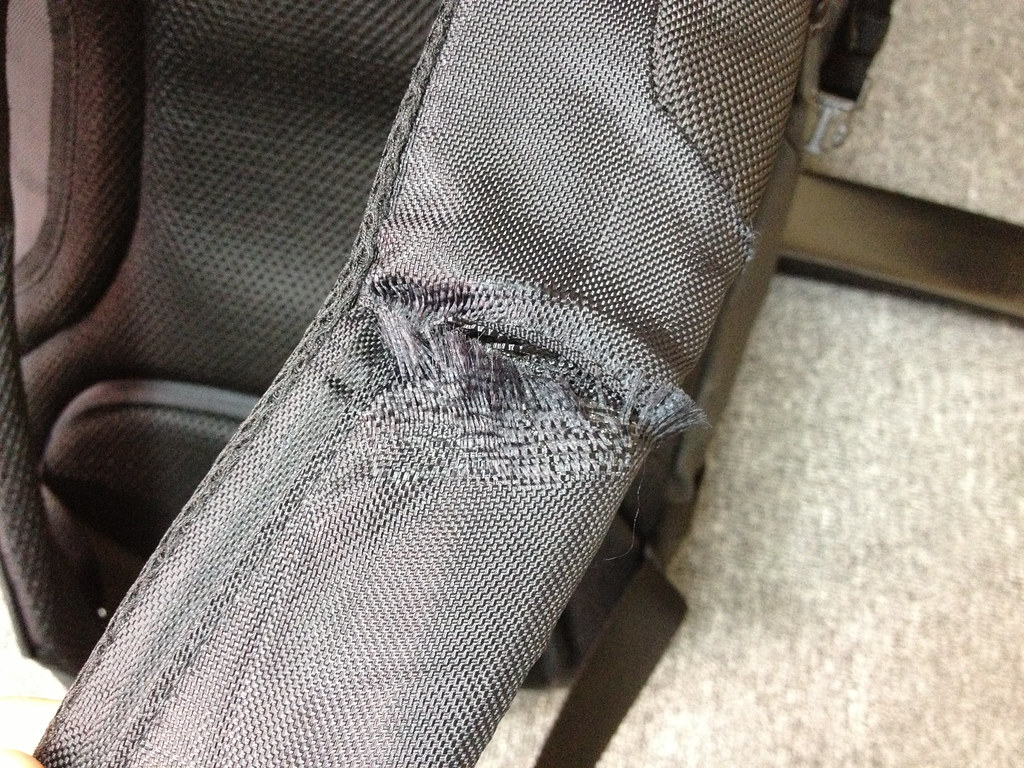 眼鏡蛇包背帶縫線脫落