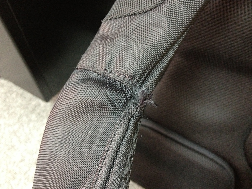 眼鏡蛇包另一邊背帶也快破了